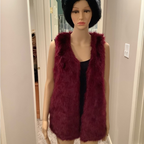 DECREE Burgundy Open Front Faux Fur Vest Size Medium - Picture 1 of 15